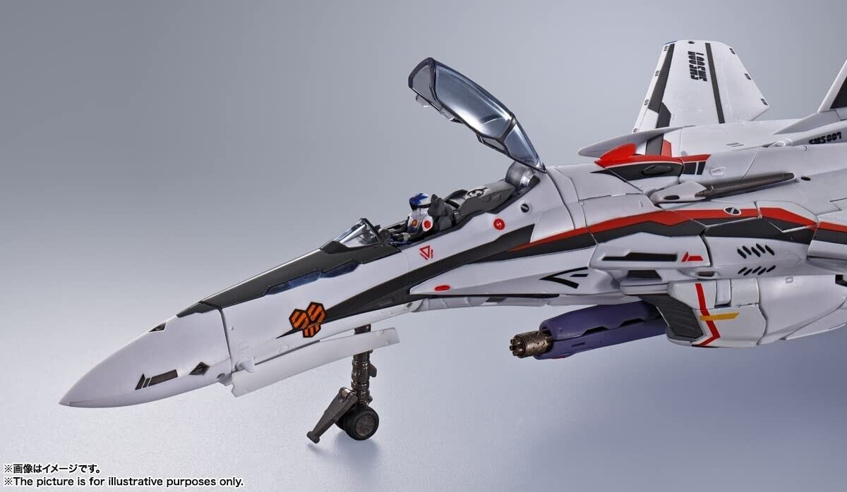 BANDAI VF-25F Super Messie Valkyrie Alto Saotome Revival Ver. Figurine